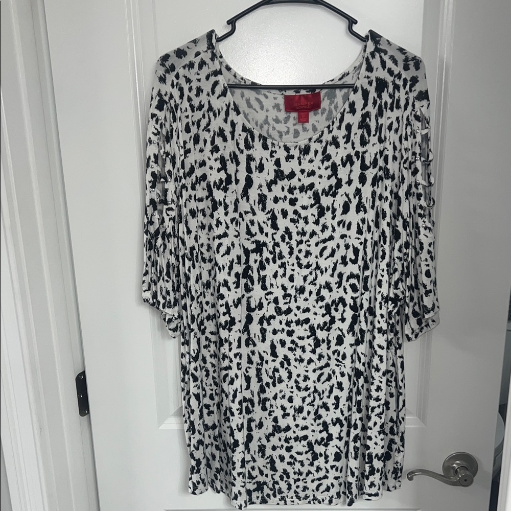 Jennifer Lopez Black and White Patterned Tee